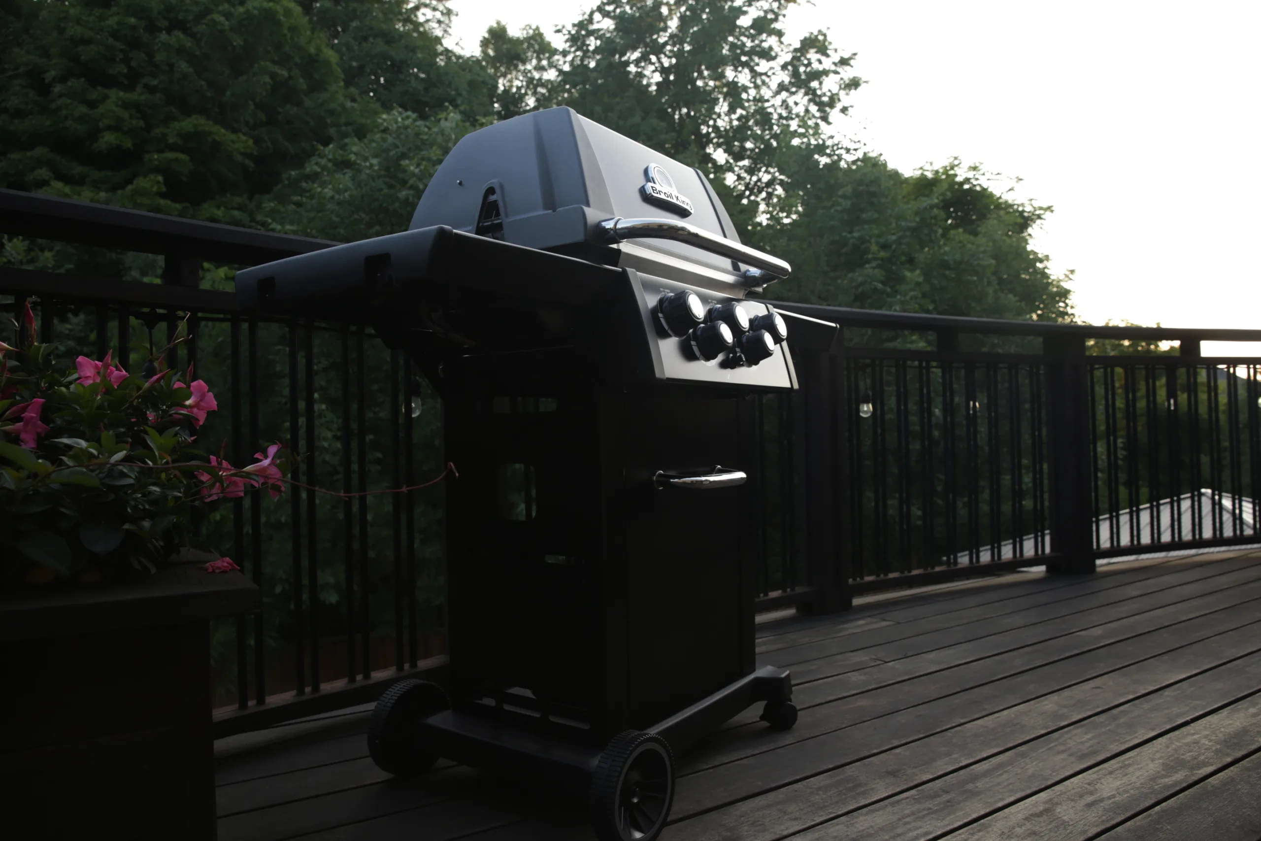 Broil King Royal™ 390 Shadow plinski roštilj bočna polica
