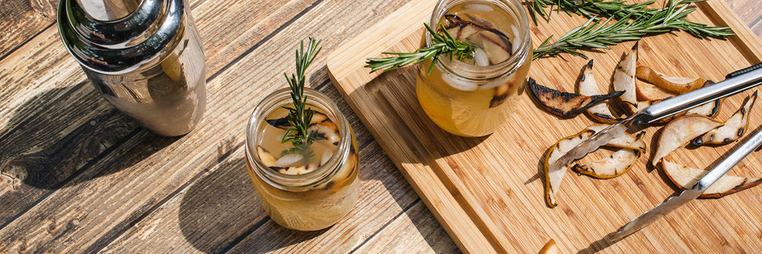 Pear Gin Smash koktel s grillanom kruškom