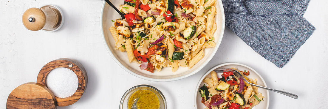 Grillana halloumi salata s tjesteninom i med-senf dressingom