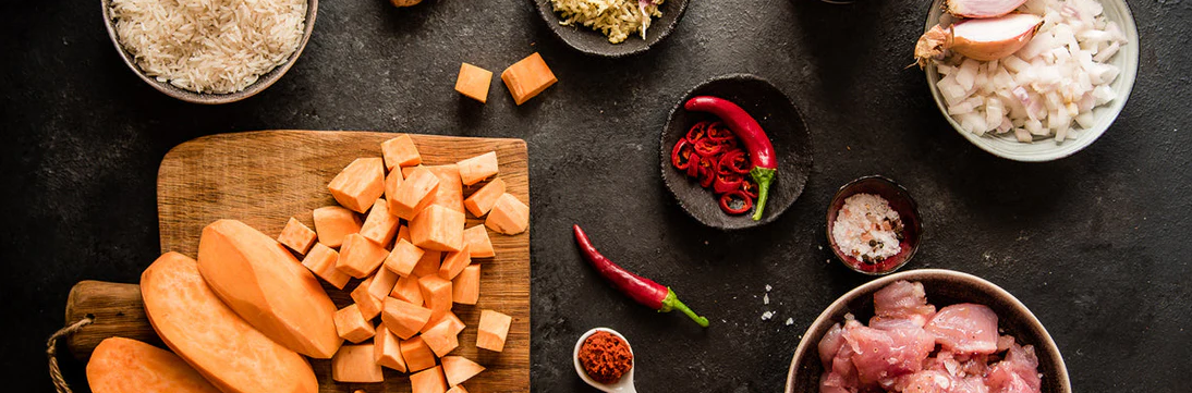 Pureći curry sa slatkim krumpirom iz woka na roštilju