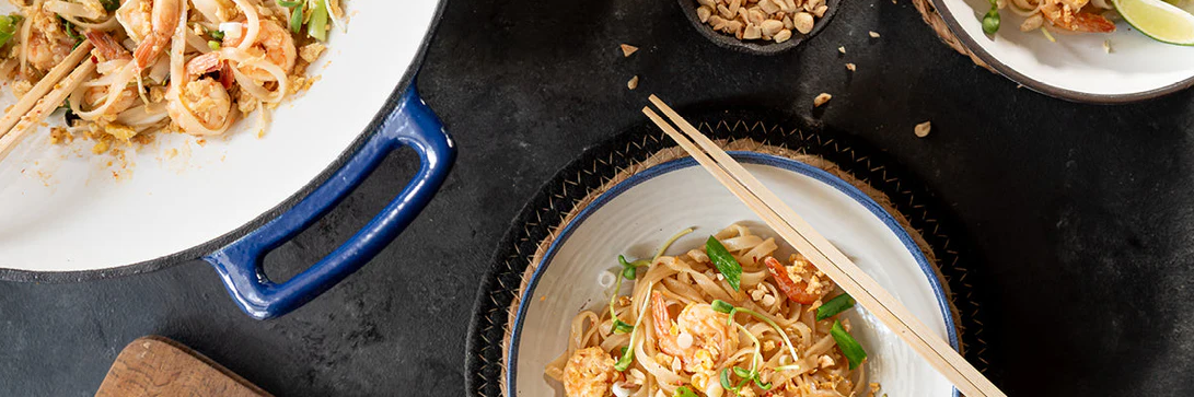 Pad Thai s kozicama pripremljen u woku na roštilju