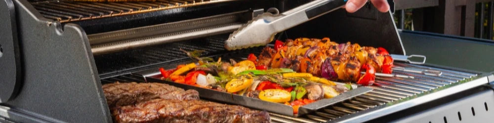 Pileći ražnjići i steak na Baron Hybrid roštilju