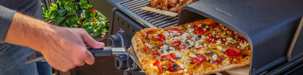Pizza i pileća krilca na Baron Hybrid roštilju