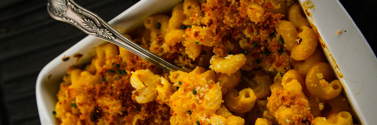 Zapečeni mac & cheese s hrskavim preljevom u bijeloj posudi